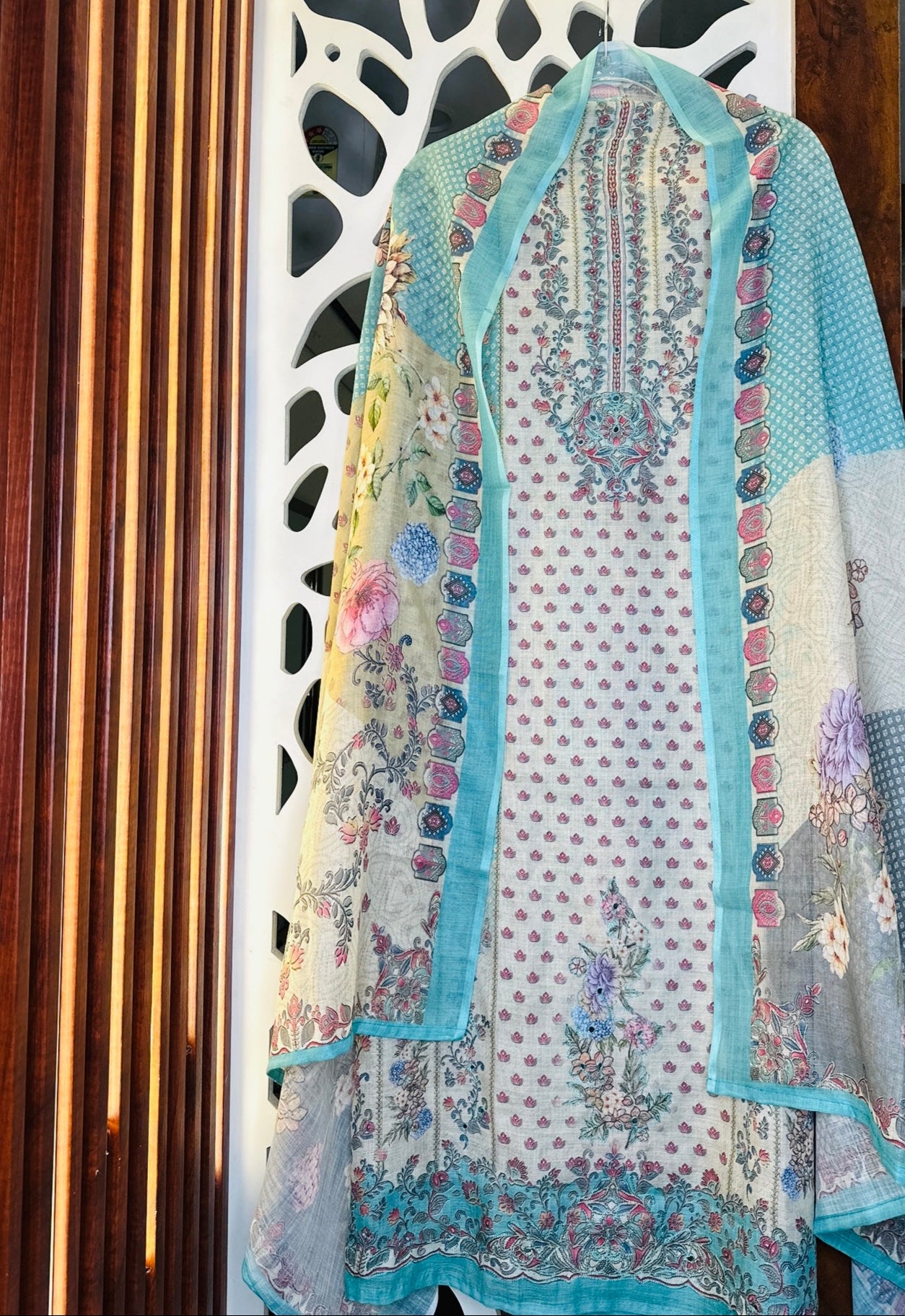 Printed Linen With Thread Highlights On Neck Tie